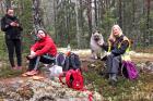 Christina med Xena i vacker skogsmiljö utmed bruksleden.