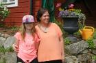 Två blomsteruppsättningar varav en på 4 ben: Tuffingen Angeline och mamma Carola.
