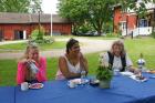 Tre tjejer som ser fulla i skratt ut: Nina, Malin och Vivianne.