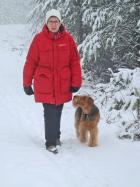 Cindy med matte Kerstin på vintrig promenad.