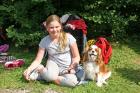 Tilda med Jackie (cavalier king charles spaniel), båda på solskenshumör.