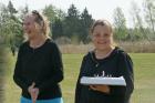 De verkar ha oförskämt kul de där funktionärerna! Kristina och Hanna.
