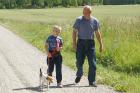 Per har assistans av Stefan för att busiga Ofelia inte ska skutta åstad redan i början.