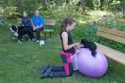 Chihuahuan Babe ligger fint och stadigt på bollen...
