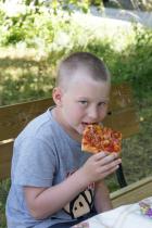 Per fyller på med energi, idag pizza, innan nästa programpunkt.