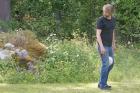 Han tittar oroligt bakåt av rädsla att bli varvad!