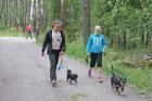 Vi börjar med lära-känna-promenad. Emmy och Lisa tar täten.