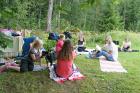 ... medan Airi läser boken "Hunden som log".