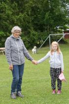 Farmor Ingrid, förra årets förnämliga våffelgräddare! - här med Elsa och i bakgrunden Gullan.