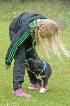 Sist och nästan minst är Tessan, tysk jaktterrier/jack russell, som blygt gömmer sig hos matte Lisa.
