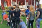 Det vältränade barnlaget får lite extra pep-talk - som de egentligen inte behövde. De vann överlägset!!!