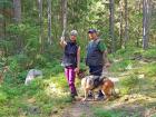 Tävlingsledare Annica visar rutans markeringar.